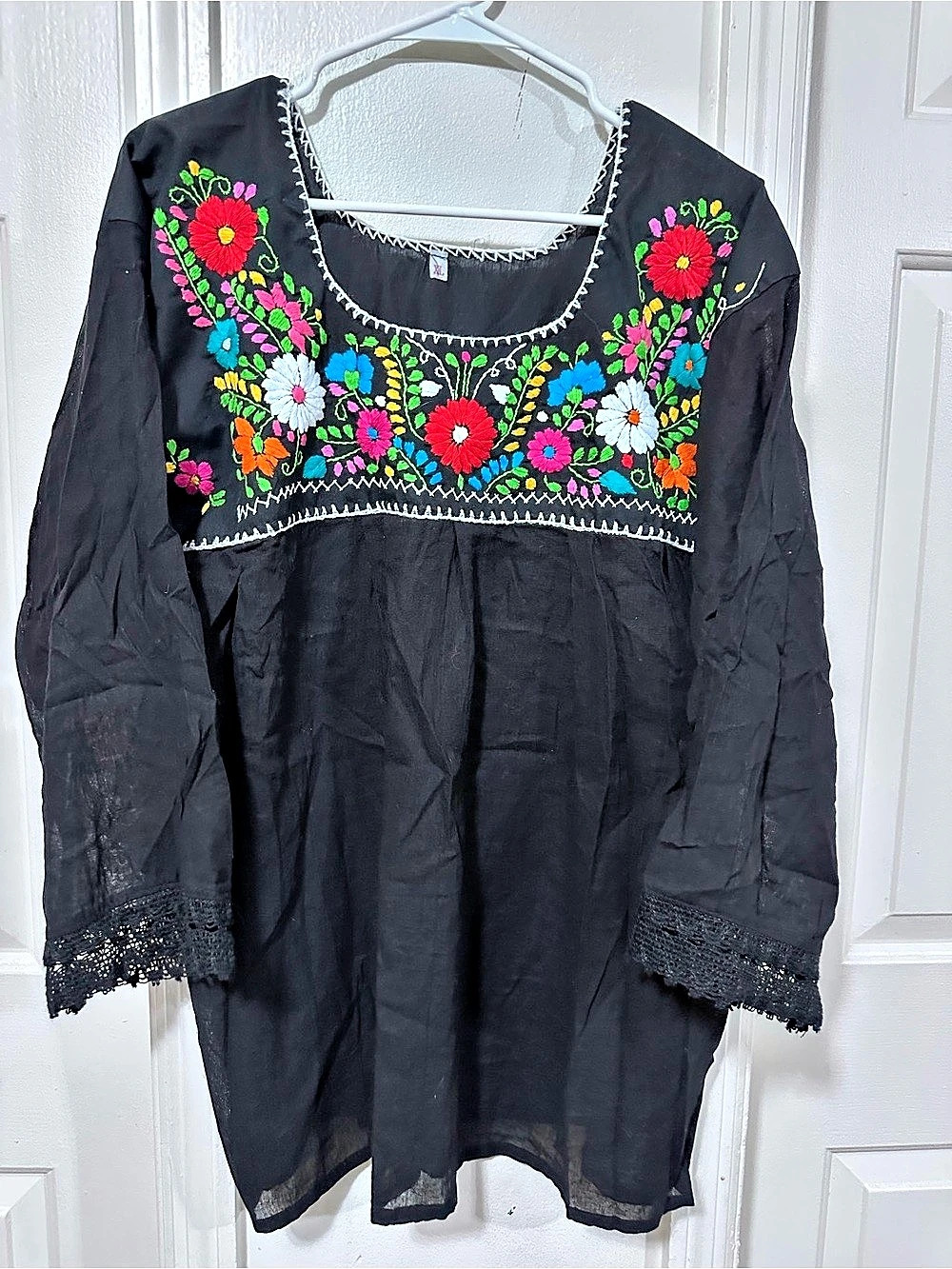 Embroidered Floral Tunic in Black XL Like New